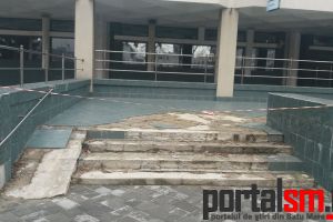 FOTO. Mai mare ruşinea. O mare bancă nu e în stare să-şi repare treptele