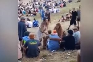 O femeie AGRESATĂ în timpul unui FESTIVAL, AMENINȚATĂ online. I se spune „sâni cu sclipici”. De unde a pornit incidentul - VIDEO
