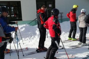 Iohannis a stat din nou la coadă, pentru a urca pe pârtia de schi în Munţii Şureanu