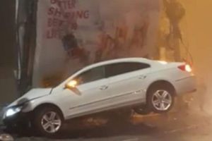 Accident rutier spectaculos pe bulevardul Aurel Vlaicu din Constanta. Iata in ce pozitie curioasa a ramas suspendata masina