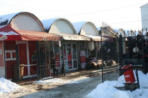 Pieţarii de pe Calea Moldovei: Centrele comerciale ne-au găsit aici, nu invers. Primarul nu e pro bistriţeni