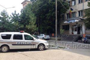 S-a urcat băut la volan după ce a furat un autoturism şi a ajuns cu el într-un gard