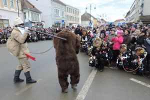 LIVE VIDEO – Fuga Lolelor prin Agnita. Obiceiul e vechi de aproape 150 de ani