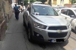 Politia Locala, acuzata ca vaneaza soferii parcati pe trotuare, in cartierele Timisoarei