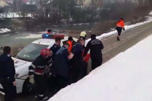 Femeie, salvată din apele reci ale râului Bistriţa (VIDEO)