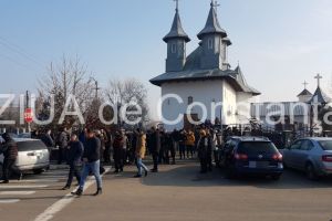 Imagini de la eveniment. Live text: Teodora, care a decedat, saptamana trecuta, dupa ce a nascut la o clinica privata din Constanta, condusa pe ultimul drum (galerie foto + video)        