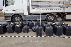 FOTO. Captură de zile mari la Petea. TIR, burduşit cu ţigări de contrabandă, confiscat de poliţişti