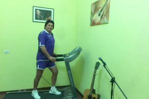 Primarul Nicolae Robu, sportiv pe banda de alergare din primarie