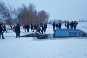 Teribilist: Un şofer a ajuns cu maşina într-un lac îngheţat