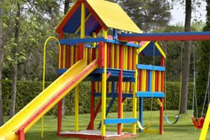 Accident ÎNGROZITOR. Un copil s-a SPÂNZURAT cu propriul tricou în timp ce se dădea pe TOBOGAN