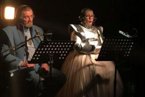 Spectacol-experiment la „Al. Davila” – Premieră teatrală audiată de public cu căştile la urechi