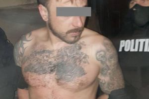 I-a înjurat şi ameninţat pe poliţişti cu moartea şi a vrut să scape folosindu-i drept ...