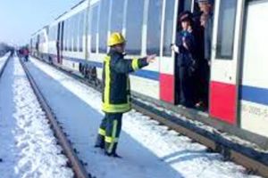 S-a aruncat în faţa trenului