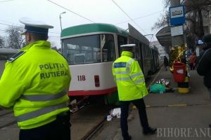 Un bărbat a murit, după ce a căzut sub un tramvai, lângă parcul Olosig (FOTO/VIDEO)