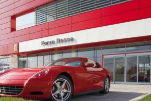 VIDEO: Pilotul albaiulian Mihai Beldie a participat, la Bucureşti, la deschiderea unuia dintre cele mai mari showroomuri din lume, Forza Rossa, dedicat 100% mărcii Ferrari