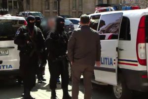 Răzbunarea interlopilor: Poliţist bătut, apoi înjunghiat de un clan de infractori