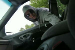 Zeci de maşini sparte la Satu Mare. Portretul robot al suspectului