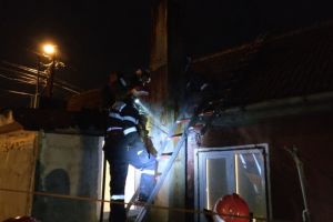 Alerta la pompieri! Incendiu la o casa din municipiul Tulcea (galerie foto)