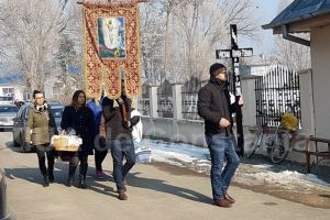 Lacrimi si durere!: Zeci de oameni au condus-o pe ultimul drum pe Teodora, tanara decedata dupa ce a nascut la o clinica privata din Constanta (galerie foto)