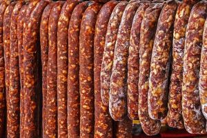 Cârnaţii din România conţin coloranţi din insecte şi chiar soluţie de dezăpezire a drumurilor