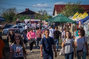 Weekend-ul acesta, sute de comercianţi participă la Târgul de la Titu, cel mai vechi din judeţ