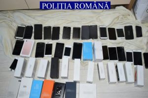 Perchezitii la suspectii care spargeau masini in parcarile de pe Autostrada Soarelui. Patru persoane au fost retinute