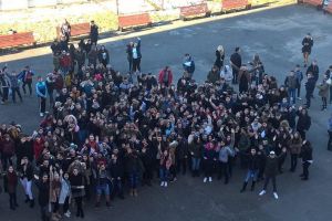 Vor burse! Flash-mob în curtea şcolii, pentru un drept prevăzut de lege (FOTO)