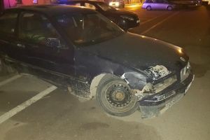 Sofer beat si fara permis urmarit prin oras, dupa ce a lovit o masina si a fugit de la fata locului