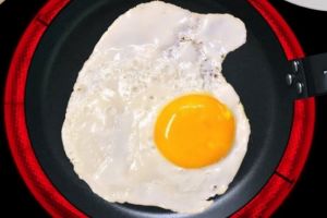 Medicii trag un semnal de alarmă! Greşeala pe care toată lumea o face când prăjeşte ouă