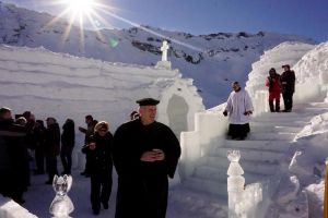 VIDEO Biserica de Gheaţă de la Bâlea Lac a fost sfinţită