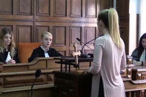 Studenţii Facultăţii de Ştiinţe Juridice a UVVG au simulat un proces