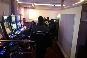 Peste 1.000 de persoane legitimate de poliţişti după acţiunile din cluburi, baruri şi discoteci