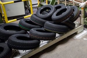 Angajat al unei fabrici care produce anvelope, prins de politisti in timp ce transporta cauciucuri furate