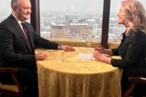 Să nu supere Kremlinul, Dodon a FUGIT la Moscova să dea INTERVIUL jurnalisţilor ÎNTORŞI de pe aeroportul Chişinău. Foto