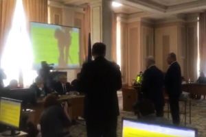 VIDEO: Deputatul Florin Roman împreuna cu doi colegi din PNL au tăiat o ”pamblică” la audierea ministrului propus la Educaţie. Valentin Popa a primit în dar o carte de gramatică