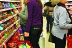 Lovitura pentru romani / Un nou val de scumpiri la produsele alimentare
