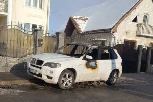 FOTO – BMW incendiat pe strada Islazului. S-a folosit un cocktail Molotov