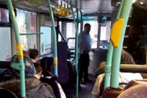S-a urcat băut la volan şi a pus viaţa în pericol a 25 de pasageri. Dosar penal pentru un şofer de autobuz din Mihalţ