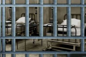 Un cardiolog îşi aşteaptă moartea în infirmeria închisorii. Bizara ezitare a judecătorilor. Detalii dure despre o lume neştiută