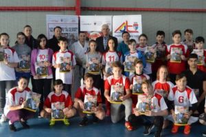 Ora de sport de la Iernut, „condimentată” de profu’ Sensei Traian Dumbrăvean