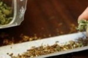 Un barbat a fost prins de politistii de frontiera cu buzunarele pline cu canabis / Acesta voia sa fumeze pentru a uita de necazuri