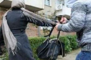 Tânără, de 20 de ani, agresată şi tâlhărită în plină stradă