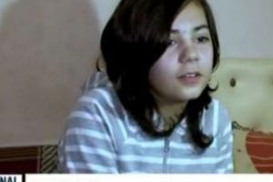 O fetiţă de 13 ani îşi vinde desenele ca să facă rost de bani pentru cei 3 frăţiori. CAMPANIA FAPTE BUNE