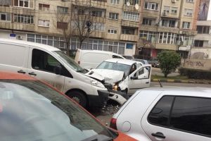 O persoană a fost rănită, după ce două maşini s-au lovit frontal pe Bulevardul Dacia