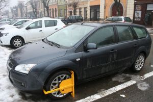Prima zi cu saboţi galbeni pe roţi. Dacă nu plătiţi parcarea, vă arde la buzunar deblocarea