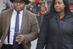 Instanţa a decis ca bebeluşul să fie deconectat de la aparatele care-l ţin în viaţă, în ciuda opoziţiei părinţilor 