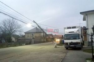FOTO&VIDEO. Accident în Odoreu. Stâlp rupt de un camion