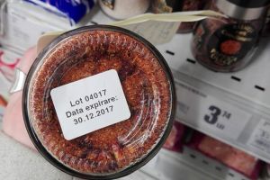 FOTO. Produs expirat încă de anul trecut într-un hypermarket din Satu Mare