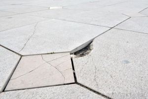 Reparaţi! Crăpăturile apărute în pavajul din Piaţa Unirii au ajuns până în Consiliul Local (FOTO)