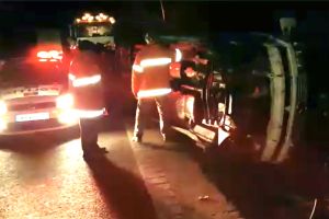 FOTO – Microbuz cu 11 persoane la bord răsturnat pe DN7 – Valea Oltului